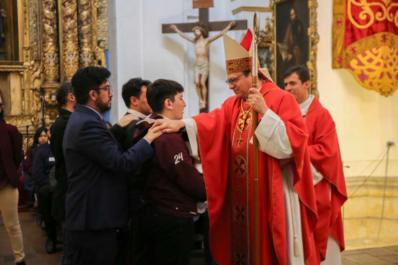 Bartolinos Reciben los Dones del Sacramento de la Confirmación